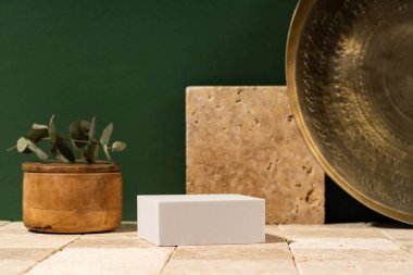 Banyo arka planında beyaz kare sahne ile yapılan güzellik kozmetik ürün sunumu için hala hayat var. Ön görünüm.