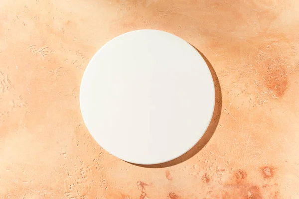 空旷的白色圆圈模拟讲台上的产品演示在一个砂质纹理背景与硬光 时尚的平面设计 带有复制空间 顶部视图 — 图库照片