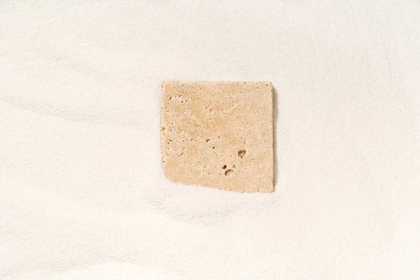 Travertin Fliesen Liegen Einem Weißen Sand Draufsicht Kopierraum Minimale Zusammensetzung — Stockfoto