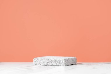 Kozmetik güzellik ürünleri sunumu için boş podyum. Tuvalet masasındaki sünger taşından yapılmış. Ön görünüm.