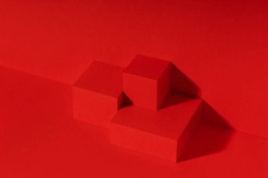 Ürün sunumu kırmızı sahne, kırmızı sahne küp şekilli. Stüdyo fotoğrafçılık.