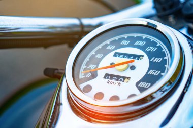 Motosiklet hız göstergesi görüntüyü kapat.