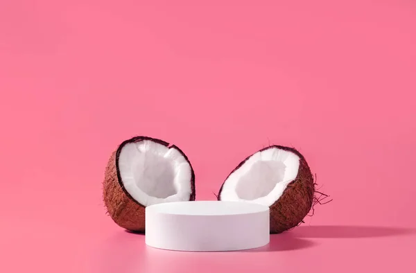 化粧品のデザイン ホワイトサークルモックアップ表彰台と美容製品のプレゼンテーションのためのココナッツ 正面図 — ストック写真