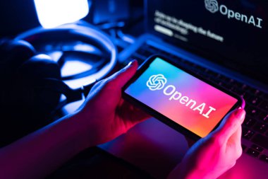 Akıllı telefon ekranında OpenAI logosunun resimli editörü. Open Ai, AI ChatGPT ve Dall-E: POLTAVA, UKRAINE - 12 Şubat 2023.