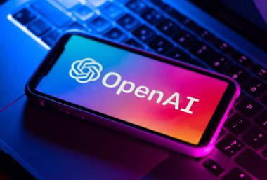 Bilgisayardaki akıllı telefon ekranında OpenAI logosunun illüstrasyon editörü. Open Ai, AI ChatGPT ve Dall-E: POLTAVA, UKRAINE - 12 Şubat 2023.