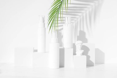 Sahte beyaz güzellik kozmetik şişeleri. Krem, jöle, tonik, temizleyici, losyon ve diğer profesyonel kozmetik ürünleri sunumu. Beyaz arkaplanda stüdyo fotoğrafçılığı.