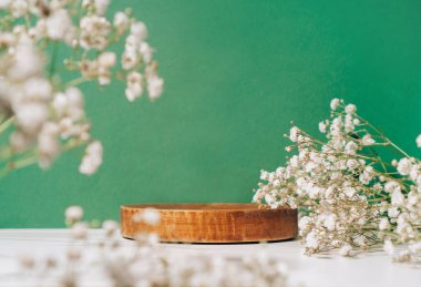 Tahta kaide ve yaz çiçekleriyle yapılmış ürün sunumu sahnesi..