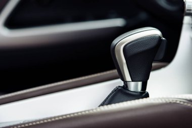 Modern bir arabada otomatik vites. Kopyalama alanı ile yakın plan görünüm.