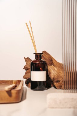 Kokulu ev parfümü yayıcı ve ahşap parfüm konsepti. Dikey fotoğrafçılık.