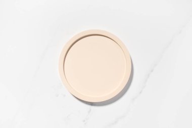 Güzellik kozmetik ürünleri sunumu bej yuvarlak şekilli düz bir sahne beyaz mermer masa üzerinde fotokopi alanı ile. Moda güneş ışığı, üst manzara. Stüdyo fotoğrafçılık.
