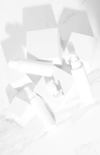 Макияж Белый Косметические Развенчатели Белом Фоне Вертикальная Фотография — стоковое фото