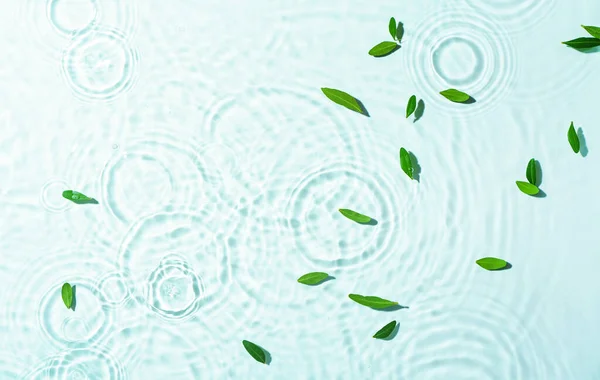 Gotas Água Superfície Água Com Folhas Verdes Fundo Textura Água — Fotografia de Stock