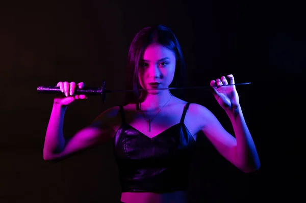 Piękna Młoda Azjatka Trzymająca Miecz Katana Nóż Neonowym Świetle — Zdjęcie stockowe