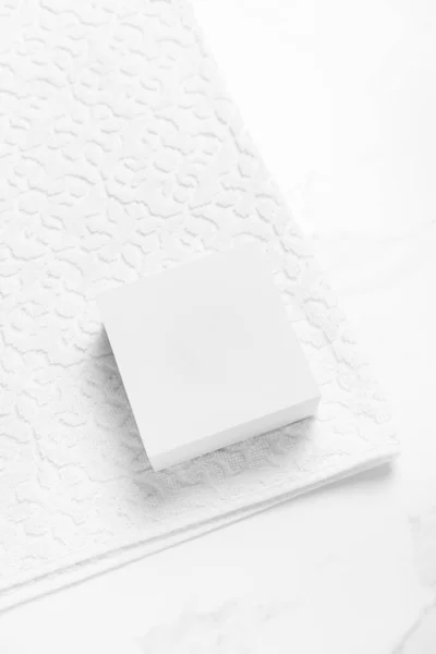 Κενό Λευκό Βάθρο Φρέσκια Λευκή Πετσέτα Για Την Ομορφιά Καλλυντικών — Φωτογραφία Αρχείου