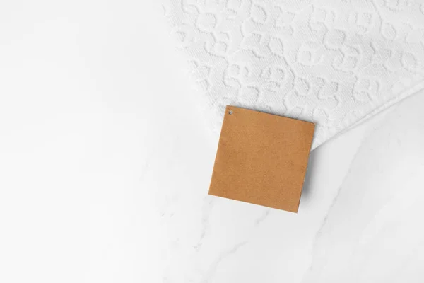 Bruin Papieren Etiket Blanco Prijs Witte 100 Katoenen Handdoek — Stockfoto