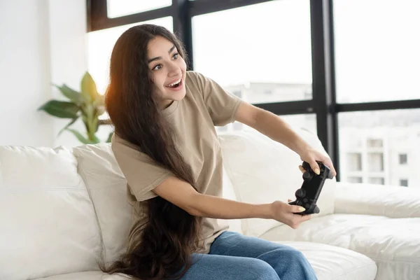 Mulher Cabelo Muito Longo Jogando Console Videogame Online Sentado Sofá — Fotografia de Stock
