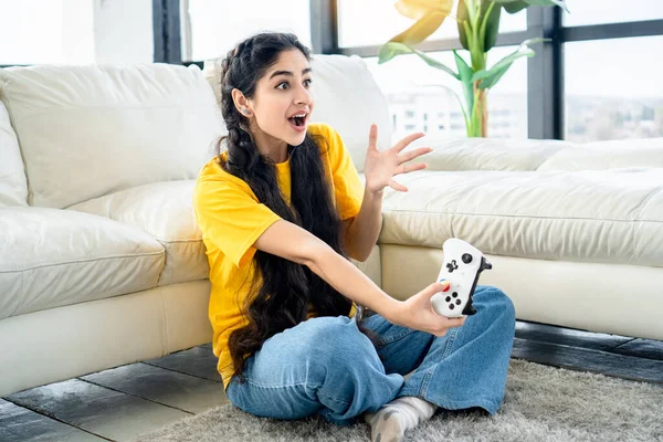 Jovem Emocional Jogando Console Vídeo Game Enquanto Sentado Tapete Frente — Fotografia de Stock