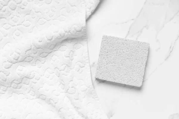 Minimale Product Presentatie Scène Gemaakt Met Witte Handdoek Wit Poreus — Stockfoto
