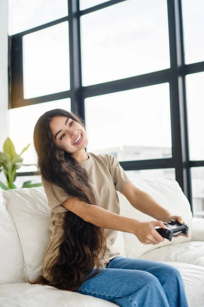 Menina Emocional Jogando Console Videogame Line Sentado Sofá Frente Moderna — Fotografia de Stock