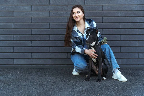 Vriendschap Tussen Vrouw Hond Mooi Aziatisch Meisje Naast Haar Huisdier — Stockfoto