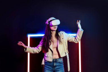 Sanal gerçeklik dünyasını keşfediyorum. VR gözlüklü kadın 3 boyutlu uzayı düşünüyor.