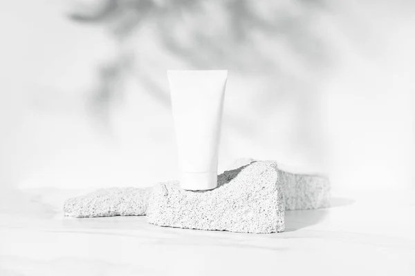 Garrafa Plástico Mockup Branco Pedras Pomes Fundo Branco — Fotografia de Stock