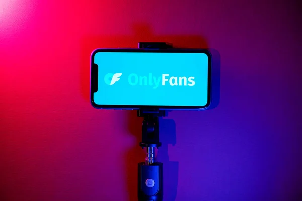 Poltava, Ukrayna - 07 Haziran 2023: OnlyFans logosunun akıllı telefon ekranındaki illüstrasyon editörü. OnlyFans, Birleşik Krallık 'ın başkenti Londra' da bulunan dünyaca ünlü bir içerik abonelik hizmetidir..