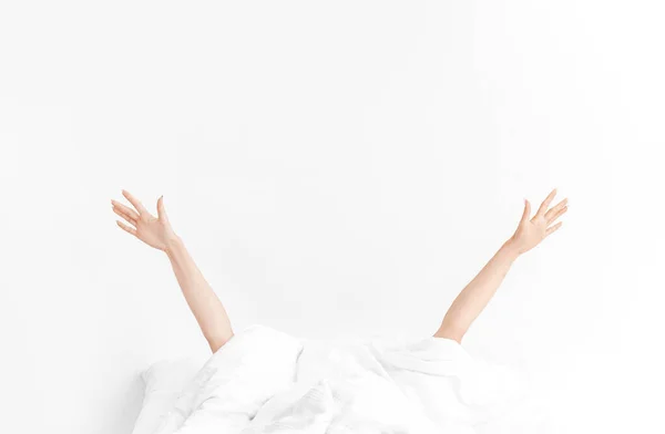 Brzy Ráno Probudí Ženskýma Rukama Přikrývky Žena Ležící Útulném Bílém — Stock fotografie