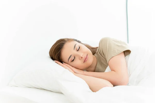 Durmiendo Saludable Sueño Tranquilo Mujer Despreocupada Acostada Sobre Ropa Blanca Fotos De Stock Sin Royalties Gratis