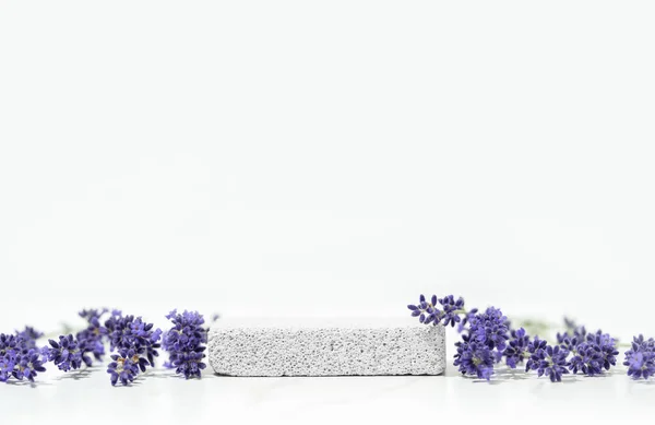 Minimale Cosmetica Huidverzorging Product Presentatie Scène Gemaakt Met Lavendel Bloemen Stockafbeelding