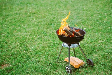 Yuvarlak ızgarada yanan odun.