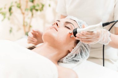 Genç bir kadın için kozmetik prosedür radyo frekansı kaldırma.