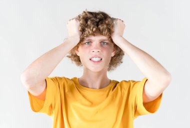 Kıvırcık saçlı, şok olmuş bir adamın yüzü.