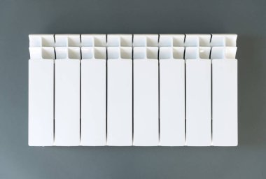 Gri duvarda modern ısıtma kaloriferi olan ev ısıtma sistemi arka planı
