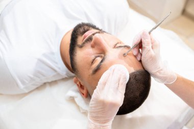 Yakışıklı adam için tek kaşık ile mekanik yüz temizleme