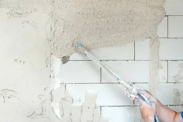 Makine sıvası. Köpük bloklarının yüzeyine mekanize yöntemle alçı taşı uygulanması. 