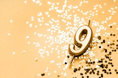 9 yıllık şenlik arkaplanı, dokuz numaralı altın mumla ışıldıyor. Kopya alanı olan evrensel bayram afişi.