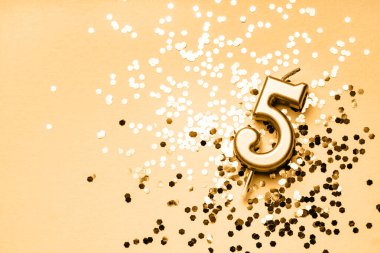 5 yıl boyunca ışıldayan beş numara şeklinde altın mumla yapılan şenlik arkaplanı. Kopya alanı olan evrensel bayram afişi.