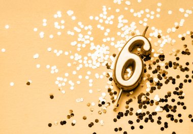 Altıncı mumla yapılan altı yıllık şenlik arkaplanı ışıltılı altı numara şeklinde kutlanıyor. Kopya alanı olan evrensel bayram afişi.