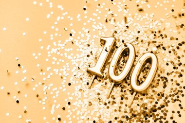 100 yıl boyunca altın mumlarla süslenmiş, ışıltılı yüzlercesini kutladık. Kopya alanı olan evrensel bayram afişi.