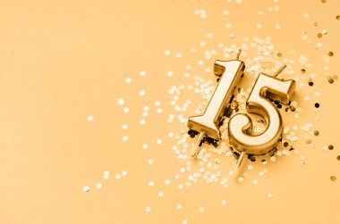15 yıl boyunca ışıldayan on beş numara şeklinde altın mumla yapılan şenlik arka planını kutladık. Kopya alanı olan evrensel bayram afişi.