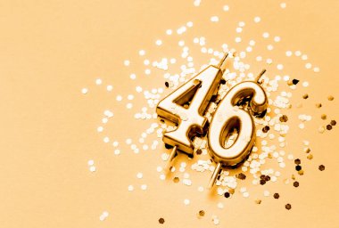 46 yıllık doğum günü kutlaması. Altın mumla yapılmış. Kırk altı numara kıvılcımlar üzerinde yatıyor..