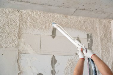 Makine sıvası. Bir duvara mekanize metodla alçıtaşı yapıştırmak.