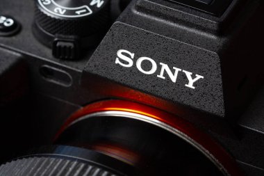 Sony logosunun tam kare fotoğraf makinesinin gövdesindeki illüstrasyon editörü. Sony, merkezi Tokyo 'da bulunan çok uluslu bir Japon şirketidir. KHARKIV, UKRAINE - 30 Ekim 2023.