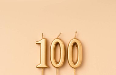 100 numaralı kutlama festivali arkaplanı 100 numara şeklinde altın mumlarla yapıldı. Kopya alanı olan evrensel bayram afişi.