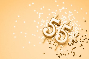 55 yıllık kutlama arkaplanı altın mumla süslenmiş 55 numara ışıldıyor. Kopya alanı olan evrensel bayram afişi.