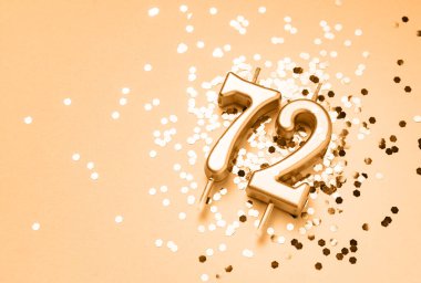 72 yıllık şenlik arkaplanı, 72 yıllık altın mumlarla süslenmiş, 72 numaralı ışıltı şeklinde. Kopya alanı olan evrensel bayram afişi.