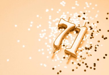 71 yıl boyunca altın mumlarla yapılan kutlama arkaplanı 71 yıl boyunca parıltıların üzerinde yattı. Kopya alanı olan evrensel bayram afişi.