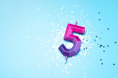 5 yıllık şenlik arkaplanı, ışıltıların üzerinde uzanan beş numara şeklinde renkli bir mumla yapıldı. Kopya alanı olan evrensel bayram afişi.