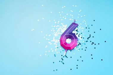 6 yıl boyunca ışıltılı altı numara şeklinde uzanan renkli bir mumla yapılan şenlik arka planını kutladık. Kopya alanı olan evrensel bayram afişi.
